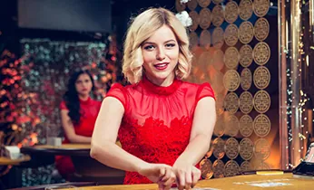 Hình ảnh sân bóng rổ với khán giả cổ vũ, tượng trưng cho yếu tố sân nhà và ảnh hưởng của nó đến trận đấu.